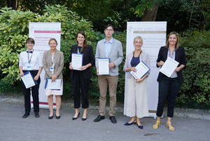 Elodie Huber, Prof. Dr méd. MPH Sabina Hunziker, Dr méd. Christine Baumgartner, Dr méd. MD-PhD Fabian Liechti, KD Dr méd. Sonia Erika Frick, MME (SSMIG Teaching Award), et Dr méd. Marie Méan (de gauche à droite)